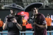 Zverev feiert Doppel-Titel in Acapulco mit Freund Melo und Sombrero