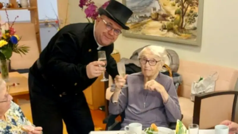 100. Geburtstag in Gadebusch: Regina Paulokat feiert seltenes Jubiläum mit Schornsteinfeger-Glück