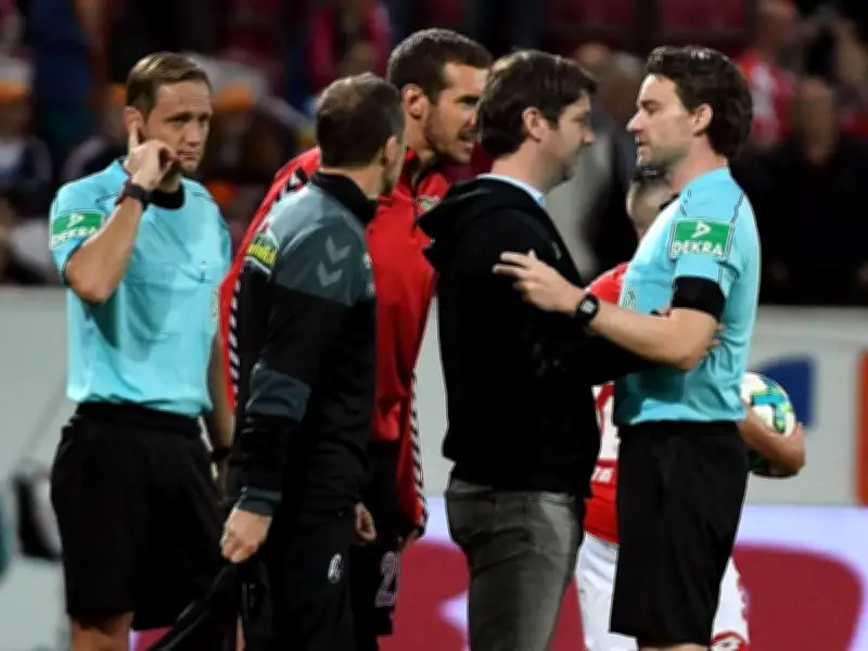 17 groteske Sekunden: Als der VAR die Halbzeitpause unterbrach und Bundesliga-Geschichte schrieb