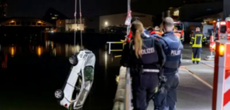 18-Jähriger stirbt nach Autosturz in den Main in Frankfurt