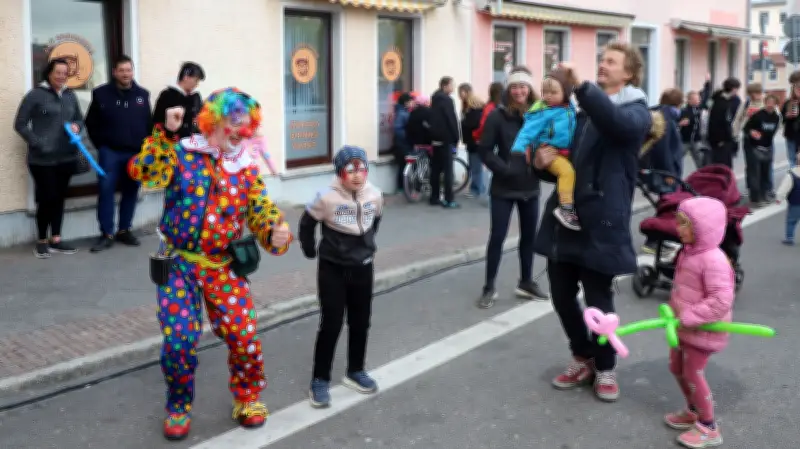 21. Demminer Kunstnacht trotzt Wind und Kälte – Besucher strömen in die Innenstadt