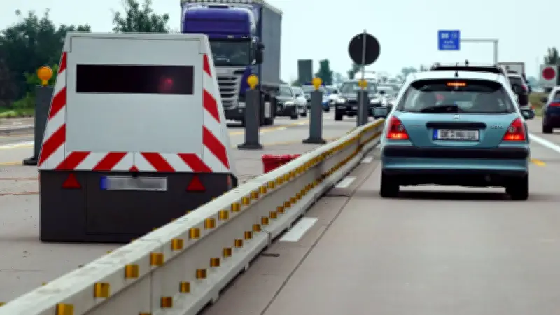 237 Geschwindigkeitsüberschreitungen auf B100 und A9: Geldstrafen und Fahrverbote drohen