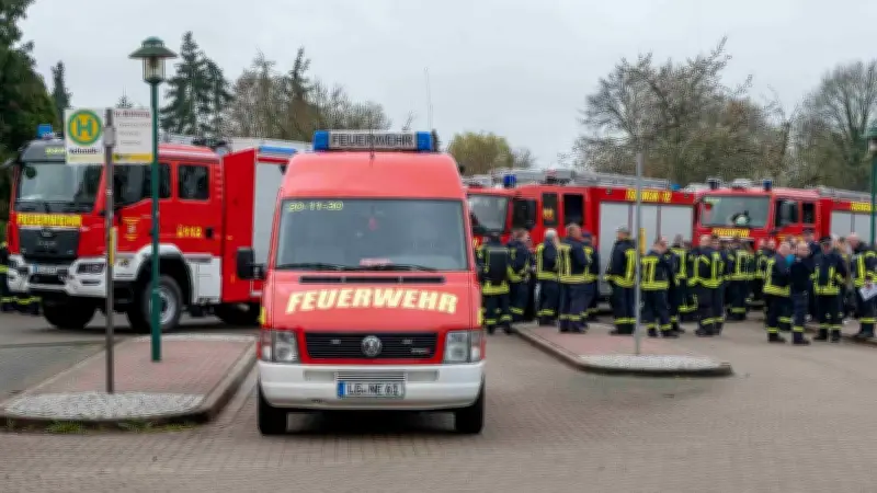 25 Feuerwehrfahrzeuge verabschieden Brandmeister Dirk Baumann in Amt Neuhaus