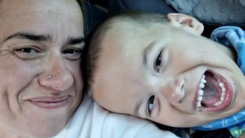 25 Kilo Liebe im Arm: Mutter kämpft für barrierefreien Alltag ihres kranken Sohnes