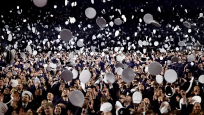 3000 Polizeianwärter in Köln vereidigt: Mützenwurf als Symbol für neuen Lebensabschnitt