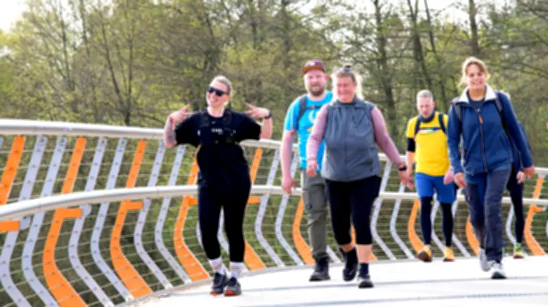 42-Kilometer-Heldenmarsch: 850 Wanderer meistern sportliche Herausforderung um Schweriner Seen