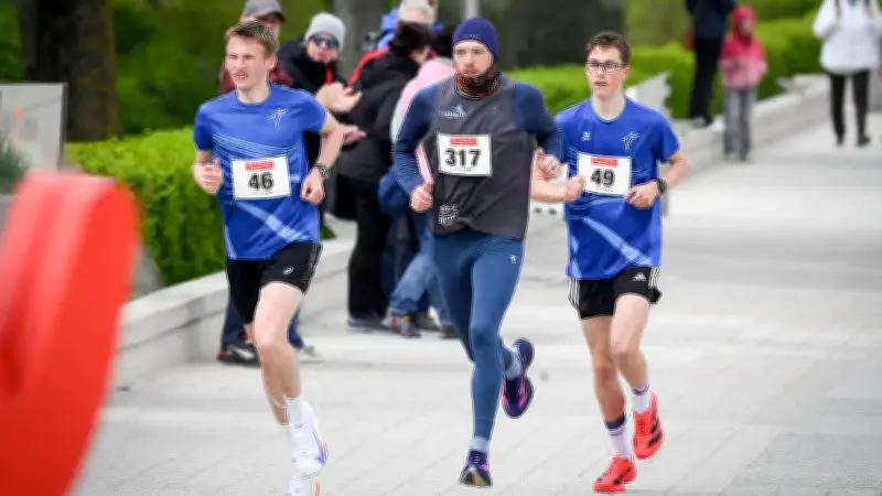 43. Warnemünder Küstenwaldlauf: Sturmwind fordert Läufer heraus