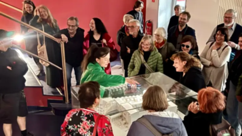 45 Jahre Neues Theater Halle: Jubiläum mit neuer Führung und Erinnerung an Peter Sodann