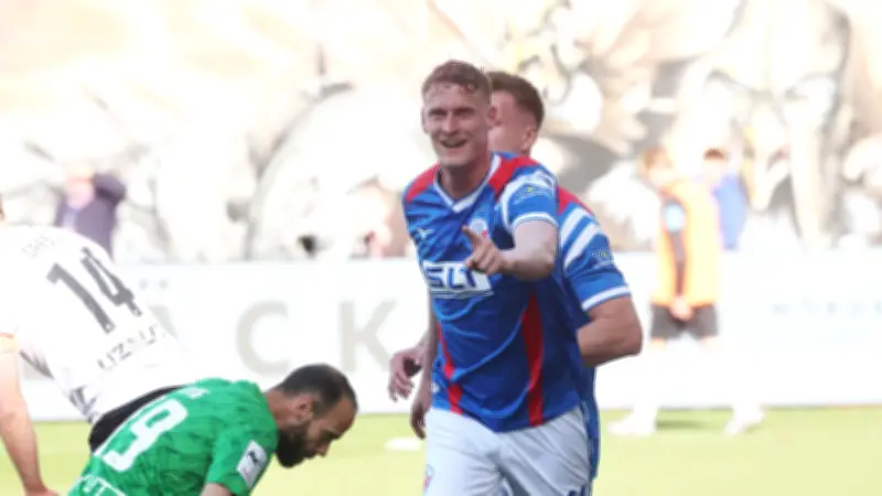 5:1-Kantersieg: Holten-Doppelpack hält Hansas Aufstiegstraum am Leben