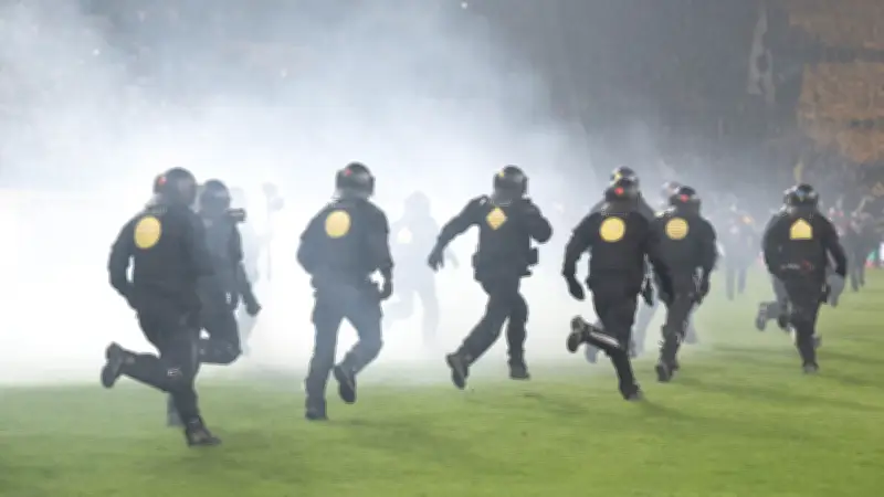 750 Polizeibeamte im Einsatz: Ermittlungen nach chaotischem Dynamo-Hertha-Spiel