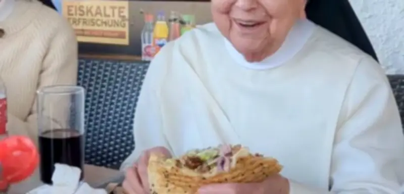 92-jährige Nonne wird zum Social-Media-Star durch Döner-Video