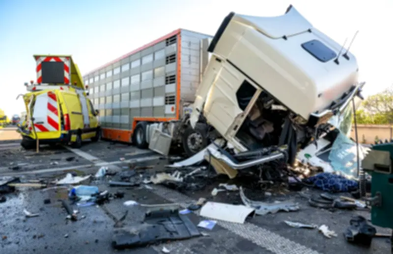 A9 bei Bad Dürrenberg: Lkw kracht in Schwerlasttransport – vier Verletzte