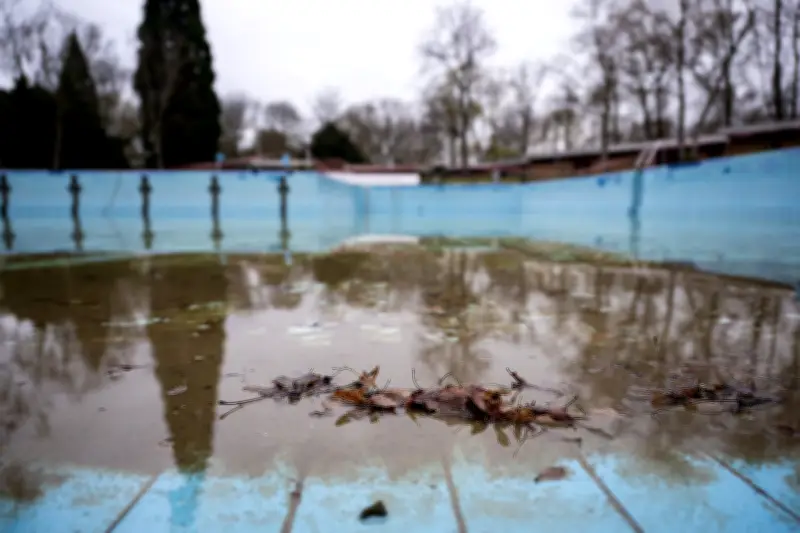 Abpumpen, schrubben, prüfen: So läuft die Vorbereitung für die Berliner Freibad-Saison