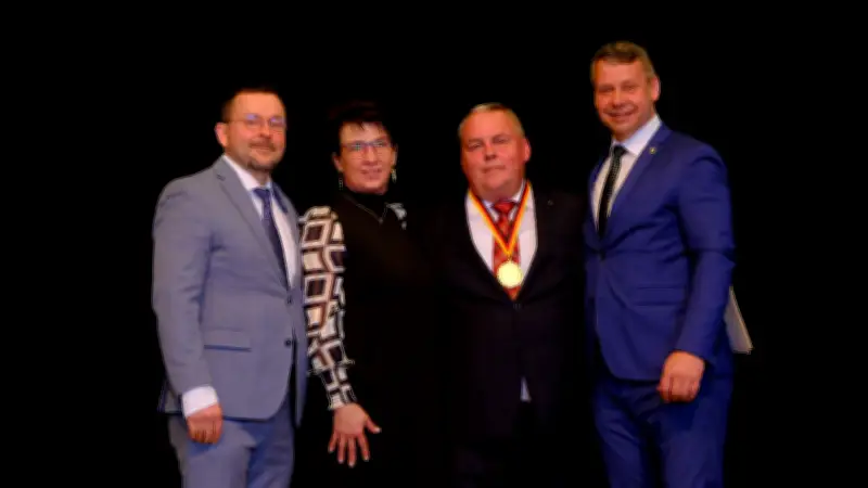 Abschied mit Tränen: Vizelandrat Jörg Hasselmann dankt nach 49 Jahren vor allem Frauen