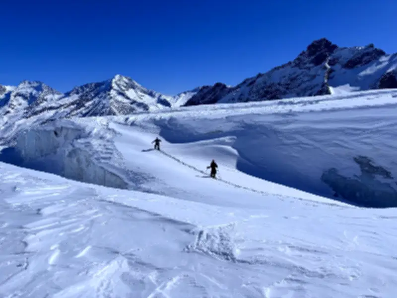 Abschied vom ewigen Eis: Eine Schneeschuhwanderung auf dem schrumpfenden Feegletscher