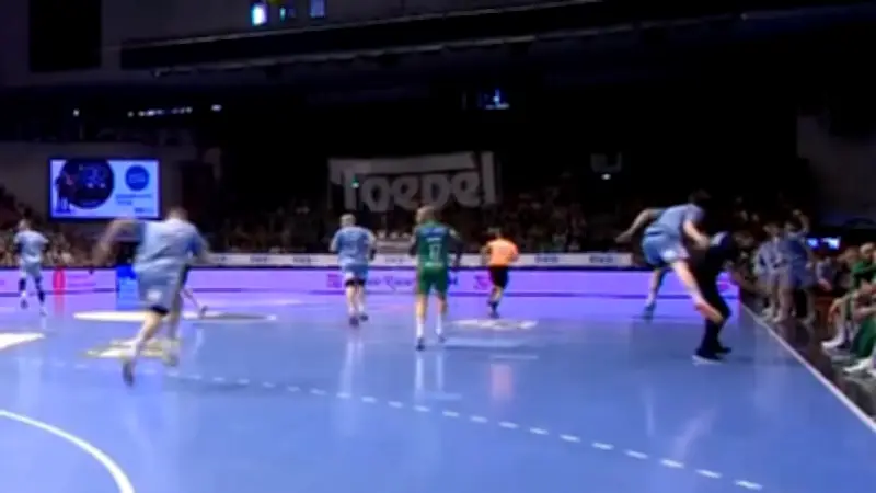 Absurde Szene im Handball: Trainer Wiegert stolpert und fällt Spieler