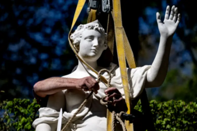 Acht Musen kehren frisch restauriert in den Park Sanssouci zurück