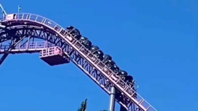 Achterbahn in Australien bleibt bei 30 Grad in 50 Metern Höhe stecken