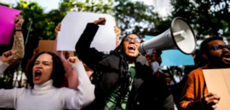 Achtstundentag, Kündigungsschutz, Lohnfortzahlung: Arbeitnehmerrechte in Gefahr