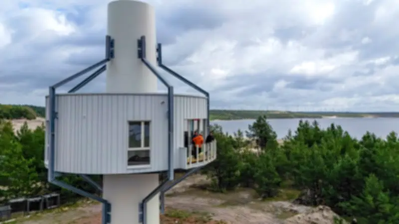 Altes Windrad in Brandenburg wird zur Ferienwohnung am See umgebaut