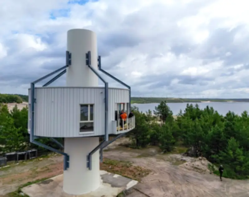 Altes Windrad in Brandenburg wird zur Ferienwohnung am See