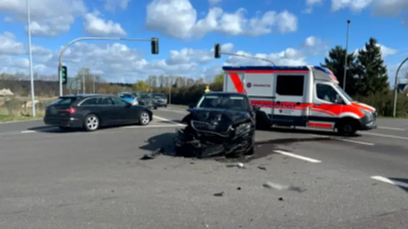 Ampelmissachtung führt zu Unfall auf B189 bei Osterburg - Zwei Personen verletzt