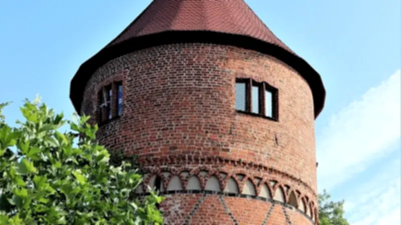 Amtsturm Lübz: Historisches Wahrzeichen und Brauerei-Symbol in Mecklenburg-Vorpommern