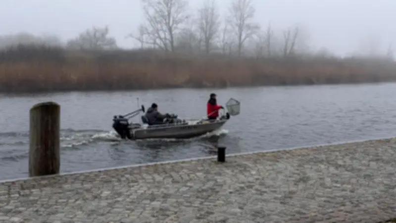 Angler räumen Peene auf: Chemie-Toilette im Schilf entdeckt bei Müllsammelaktion