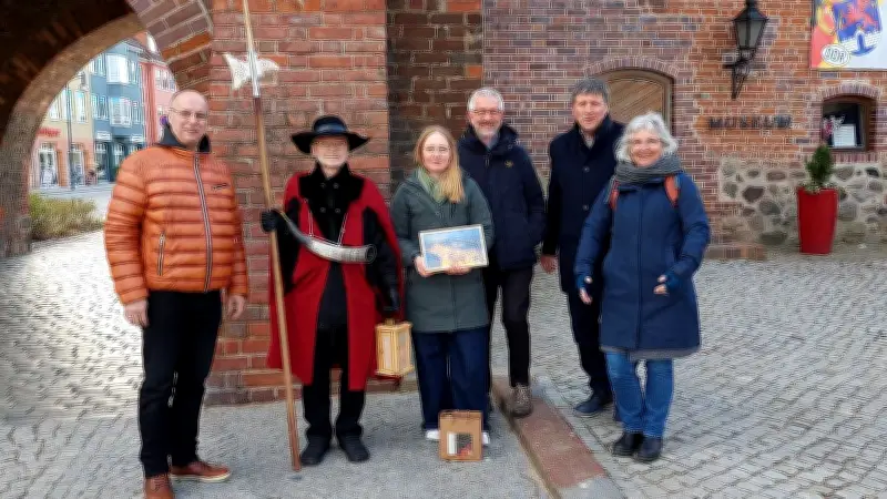 Anklamer Nachtwächter Dr. Wilfried Hornburg zum 70. Geburtstag überrascht