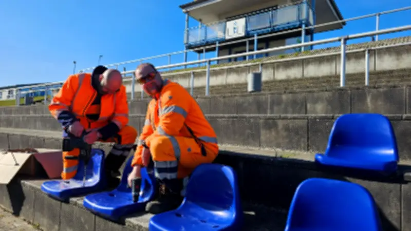 Anklamer Stadion erhält erstmals feste Sitzplätze: 200 blaue Schalen durch anonyme Spende