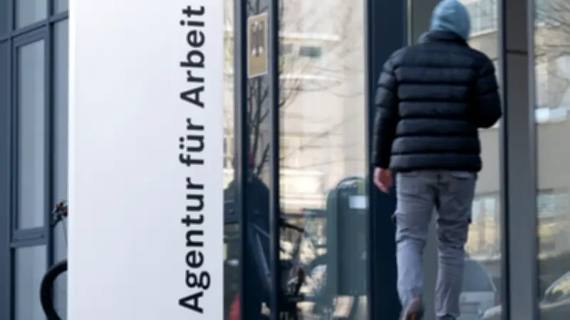 Arbeitsmarktintegration ukrainischer Flüchtlinge: Deutschland hinkt Polen deutlich hinterher