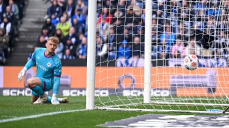 Arminia Bielefeld: Trainer Kniat hält trotz Kritik an Torwart Kersken fest