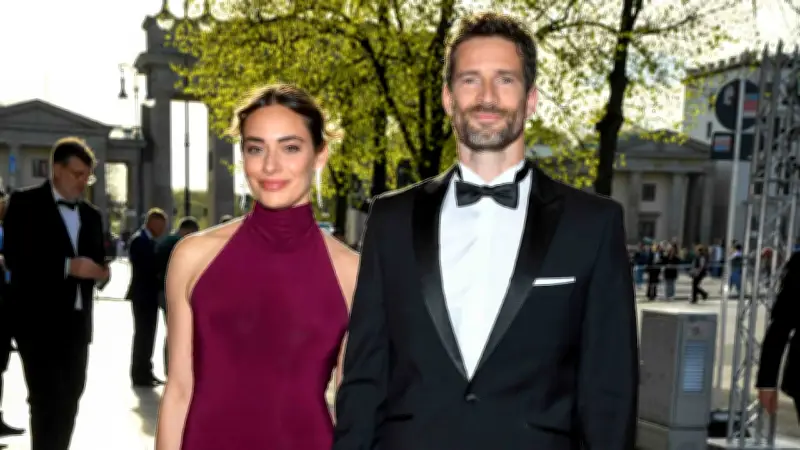 Arne Friedrich zeigt seine neue Freundin beim Bundespresseball in Berlin