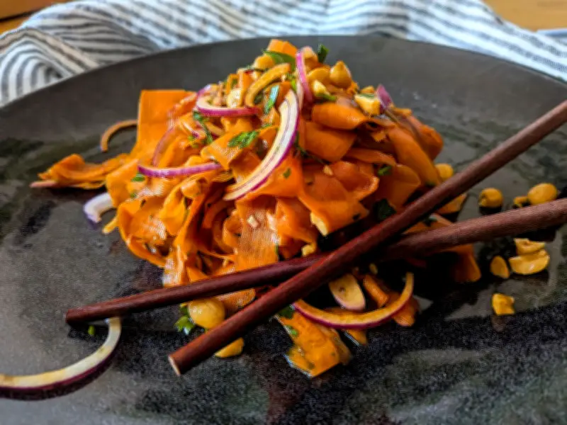Asiatischer Karottensalat: Süß-sauer-salziger Frische-Kick mit Erdnüssen und Chili