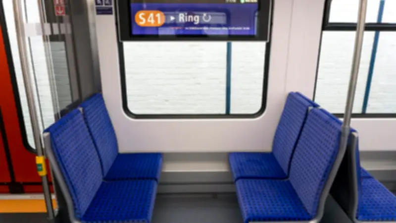 Attacke in Berliner S-Bahn: Mann (23) greift Fahrgast mit Akkuschrauber an