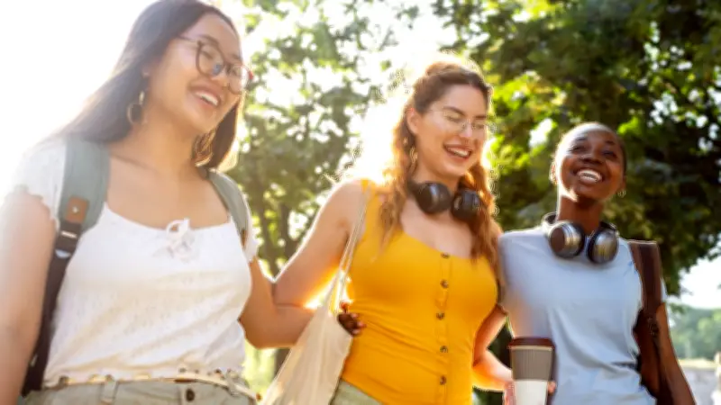 Attraktivitätsforschung enthüllt: Warum schöne Menschen mehr Erfolg im Leben haben