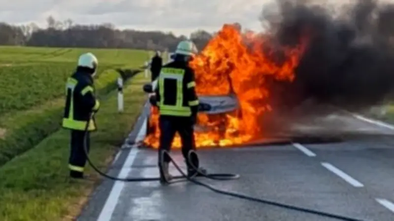 Auto brennt nach Display-Fehlermeldung komplett aus - Fahrerin rettet sich unverletzt