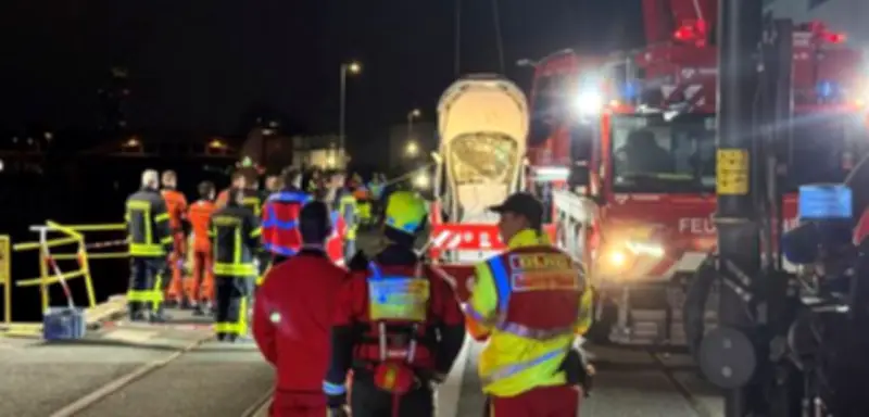Auto stürzt in Main: Fünf Verletzte, zwei in kritischem Zustand