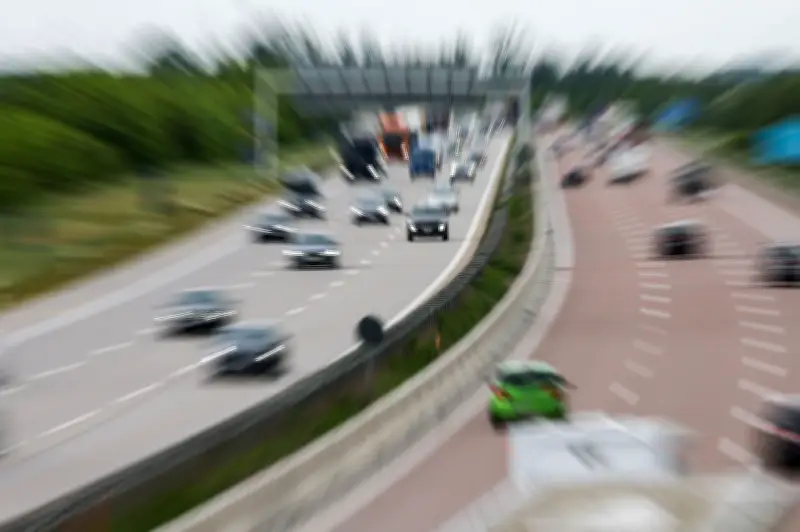 Autobahn-Unfall durch Ungeduld: Gericht gibt Spurwechslern recht