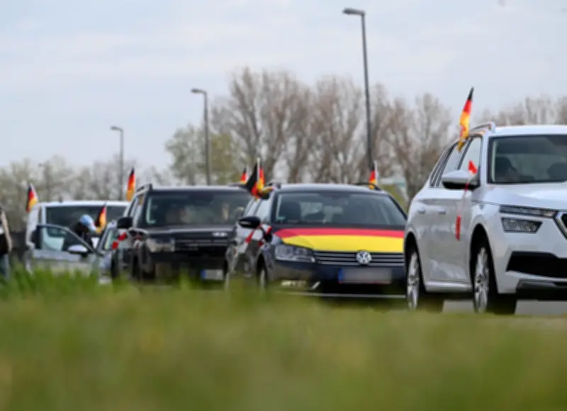 Autokonvoi gegen hohe Spritpreise rollt von Ostfriesland nach Berlin