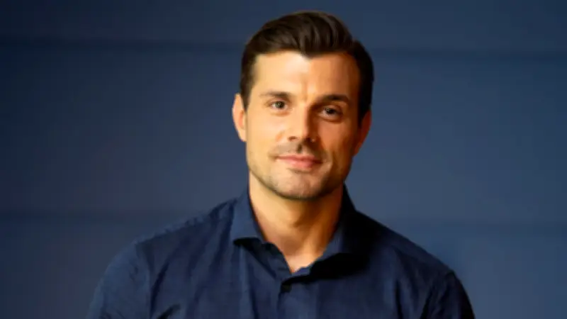 Bachelor-Ex betrog ihn mit bestem Freund, während er betrunken schlief