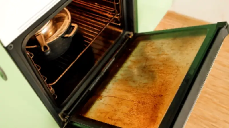 Backofenreinigung mit Zitrone: Ein Hausmittel im Praxistest gegen hartnäckige Krusten