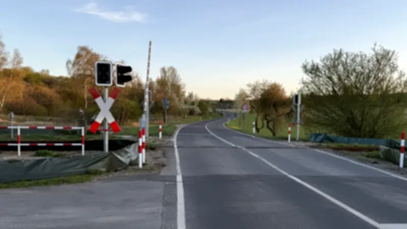 Bahnübergang in Neubrandenburg für mehrere Stunden gesperrt