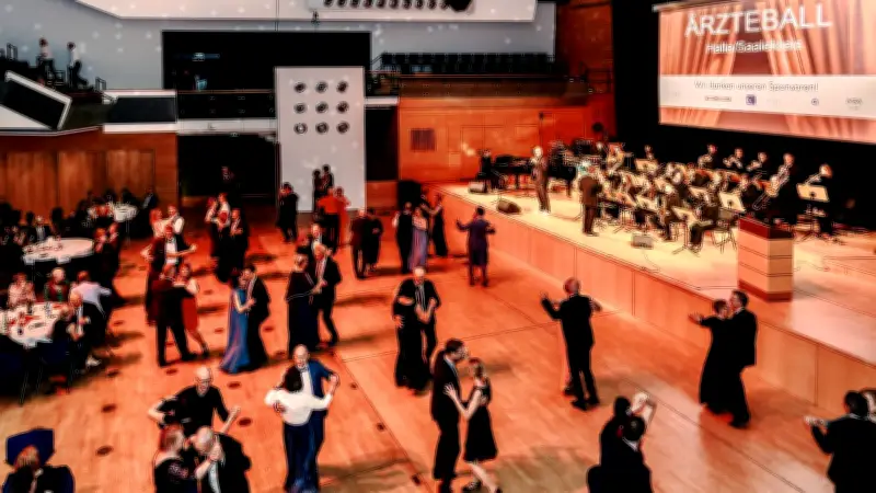 Ballkleid statt Kittel: Halles Ärzte feiern ausgelassenen Ball für wohltätige Zwecke