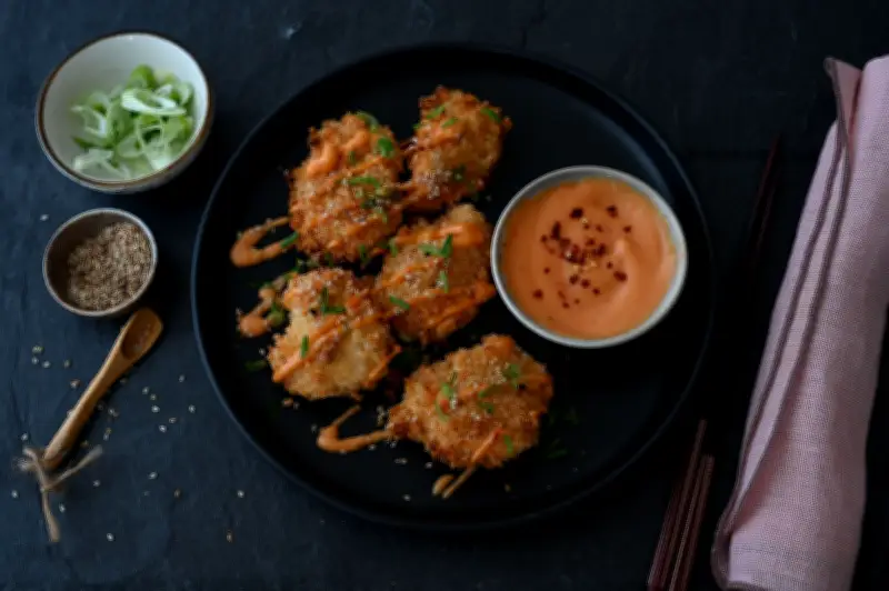 Bang Bang Chicken aus dem Ofen: Fusion-Rezept mit knuspriger Panade und asiatischem Gurkensalat