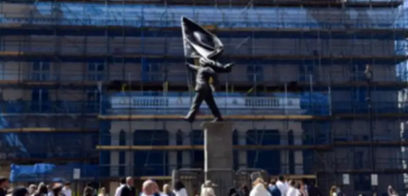 Banksy enthüllt neue Statue in London: Warnung vor blindem Patriotismus
