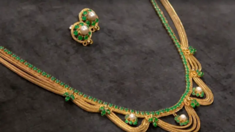 Bares für Rares: Dior-Schmuck aus 1965 löst hitziges Bietergefecht unter Händlern aus