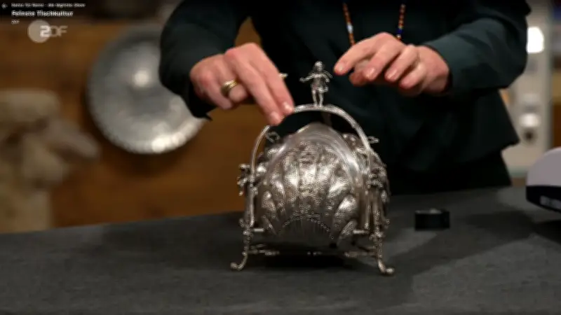 Bares für Rares: Silberner Biscuit Warmer als Toaster-Vorläufer erzielt 1.600 Euro