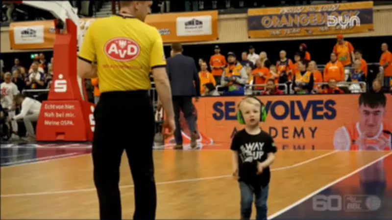 Basketball-Bundesliga: Kleiner Fan stürmt Spielfeld bei Rostock gegen Ulm