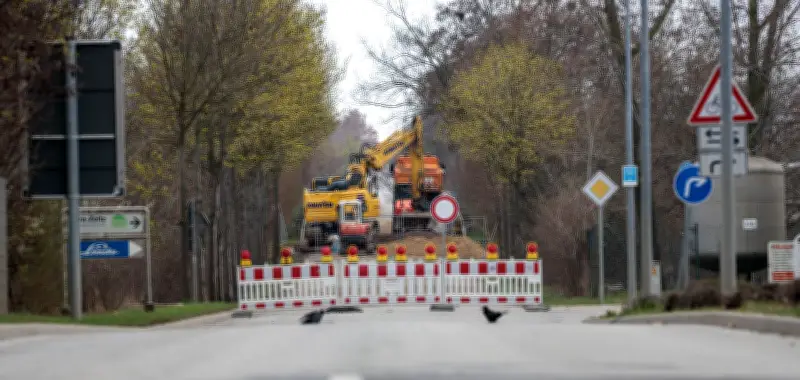 Bauarbeiten im Industriepark Alttröglitz: Rehmsdorfer Straße bleibt noch eine Woche gesperrt